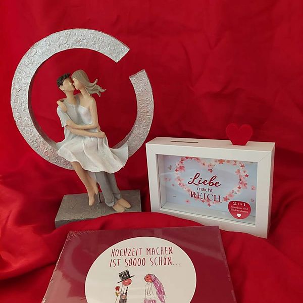 Geschnitzte Brautpaar-Figur im Ring als Hochzeitsgeschenk