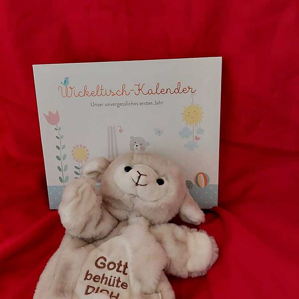 Plüsch-Lamm „Gott behüte dich“ und Wickeltisch-Kalender zur Taufe