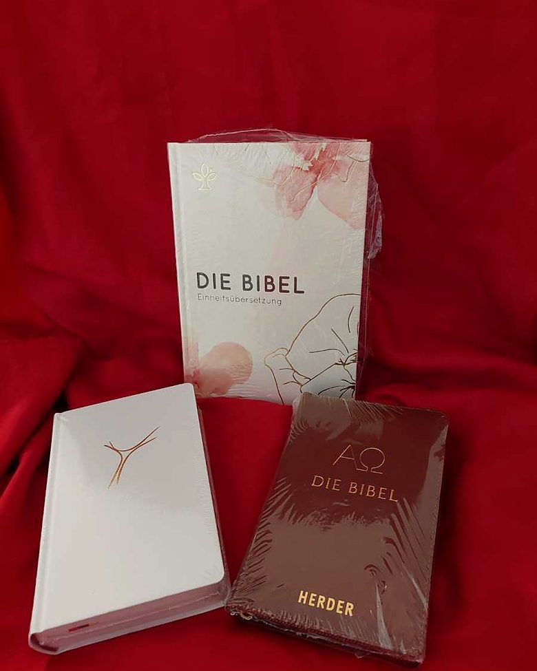 Festlich gestaltete Bibeln und Geschenkbücher zu Kommunion und Firmung
